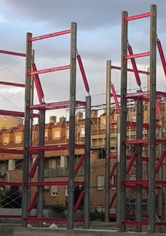 En San Fernando de Henares se va a proceder a la demolición de otro centenar de viviendas por culpa de <a href="/ppmadrid/">PP Comunidad de Madrid</a> <a href="/IdiazAyuso/">Isabel Díaz Ayuso</a> <a href="/EsperanzAguirre/">Esperanza Aguirre</a> y a la <a href="/ComunidadMadrid/">Comunidad de Madrid</a> no se le ha ocurrido otra cosa que poner andamios para evitar que se vea y se haga viral. ¿Me ayudas a difundir?