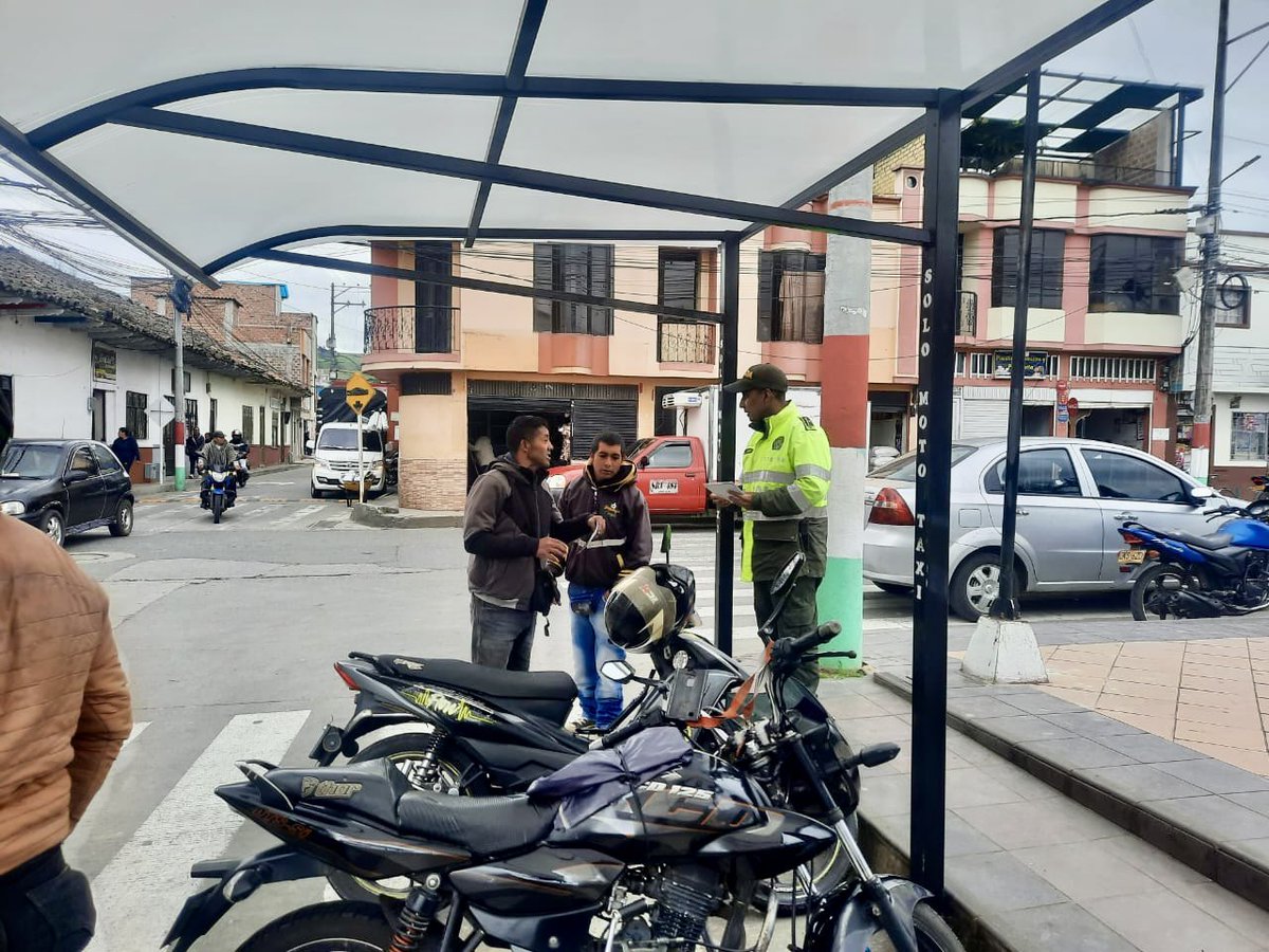 PoliciaPasto's tweet photo. El personal de Gestores de Participación y la Estación de Policía de #Yacuanquer, 🚨🚓 llevan a cabo jornadas educativas, preventivas y de control, con el fin de invita a la comunidad a denunciar todo acto delictivo que se pueda presentar en el sector para así prevenir la comisión de diferentes delitos.
#DiosYPatria