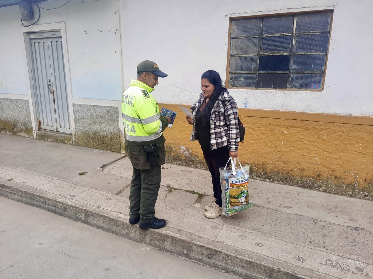 PoliciaPasto's tweet photo. El personal de Gestores de Participación y la Estación de Policía de #Yacuanquer, 🚨🚓 llevan a cabo jornadas educativas, preventivas y de control, con el fin de invita a la comunidad a denunciar todo acto delictivo que se pueda presentar en el sector para así prevenir la comisión de diferentes delitos.
#DiosYPatria