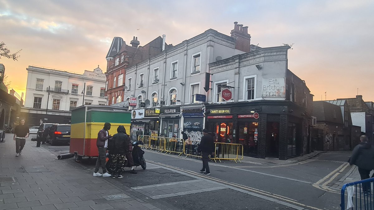 I caught up with my friend &amp; former <a href="/FCDOGovUK/">Foreign, Commonwealth & Development Office</a> colleague <a href="/PaulTArkwright/">Paul Arkwright</a>.

We of course discussed India, Africa and more as we explored the contrasting delights of <a href="/rosl1910/">ROSL</a> with mutual &amp; <a href="/BrixtonVillage/">BrixtonVillage</a> before an end of evening IPA.