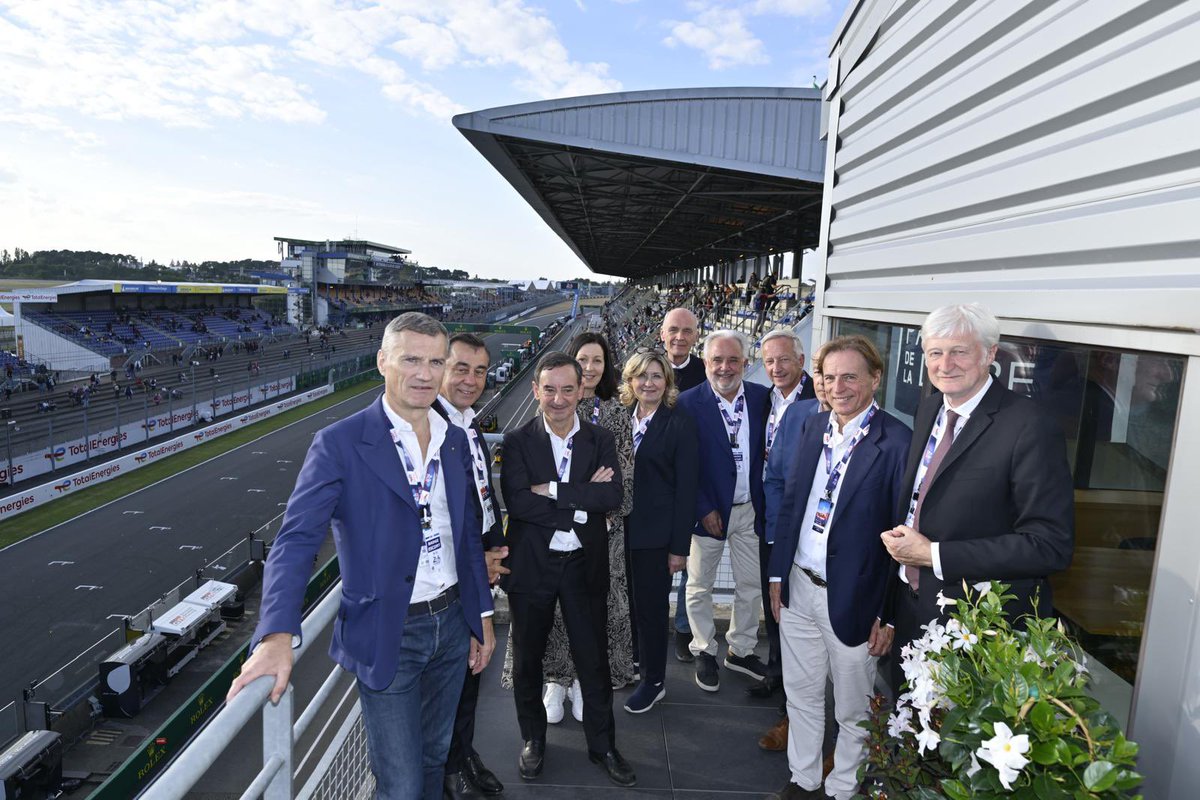 lasarthe_72's tweet photo. Pierre Fillon, PrĂ©sident de lâAutomobile Club de lâOuest, et Dominique Le MĂšner, PrĂ©sident du #CD72 et du Syndicat mixte des 24 Heures, accueillent sur le circuit des 24 Heures du Mans, Florence Dabin, PrĂ©sidente du #CD49, Olivier Richefou, PrĂ©sident du #CD53, Michel MĂ©nard, PrĂ©sident du #CD44, et Alain LebĆuf, PrĂ©sident du #CD85, Ă lâoccasion de la 1Ăšre journĂ©e test de la 92e Ă©dition du mythique double tour dâhorloge !