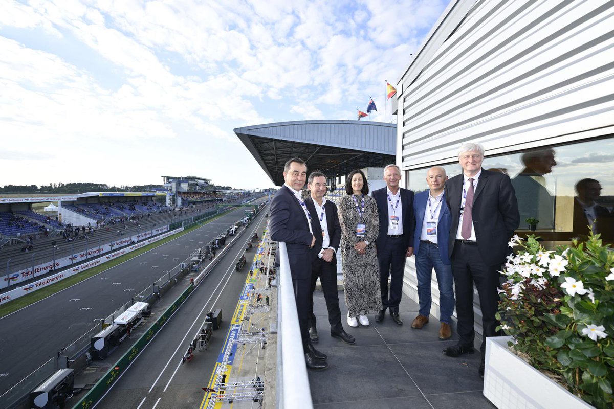 lasarthe_72's tweet photo. Pierre Fillon, PrĂ©sident de lâAutomobile Club de lâOuest, et Dominique Le MĂšner, PrĂ©sident du #CD72 et du Syndicat mixte des 24 Heures, accueillent sur le circuit des 24 Heures du Mans, Florence Dabin, PrĂ©sidente du #CD49, Olivier Richefou, PrĂ©sident du #CD53, Michel MĂ©nard, PrĂ©sident du #CD44, et Alain LebĆuf, PrĂ©sident du #CD85, Ă lâoccasion de la 1Ăšre journĂ©e test de la 92e Ă©dition du mythique double tour dâhorloge !