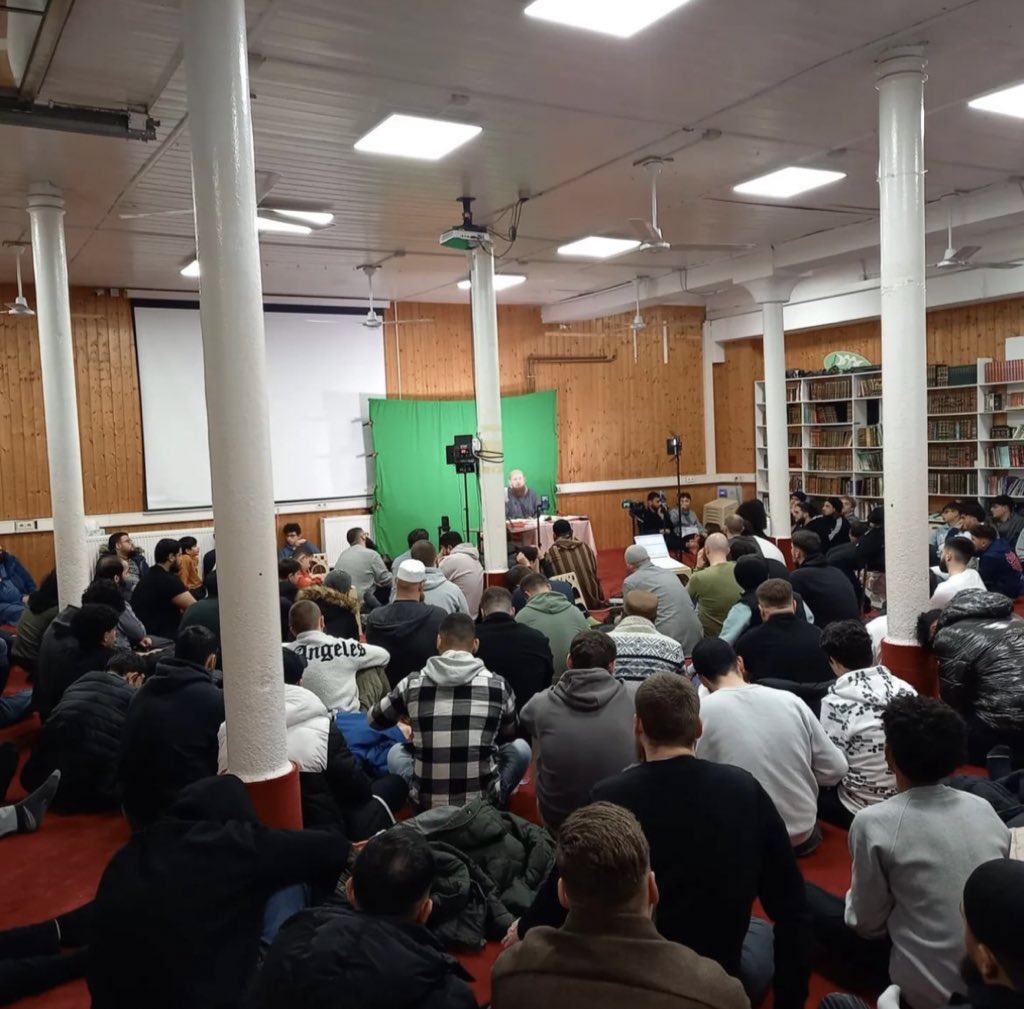 luk_bre's tweet photo. Ein paar Gedanken zum Verbot der #DMG #Braunschweig. Die Einrichtung war zweifelsohne die wohl bedeutendste #Salafisten-Moschee in Deutschland. Hier traten wöchentlich die bekanntesten Prediger der Szene auf, etwa #AbulBaraa, #PierreVogel und Co. #Thread 1/11 https://t.co/NKv9mEkc3j