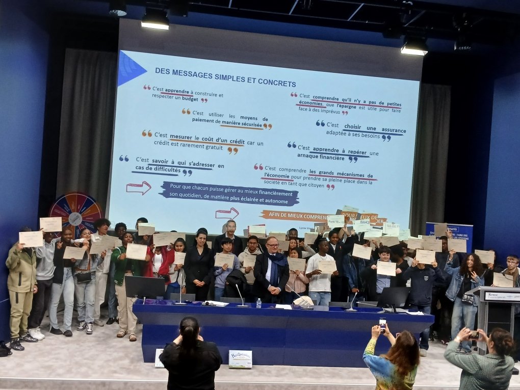 Lycée Léonard de Vinci Paris: 53 élèves reçoivent leurs passeports educfi dans les locaux de la Banque de France : un succès !!! Bravo à tous !