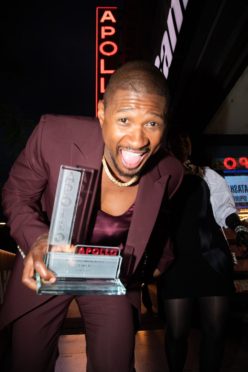 Usher's tweet photo. As a kid I can remember hearing, “it’s showtime…at the Apollo” and I'd dream about playing amateur night. “Someday I’m gonna make it to that stage and one day, I’ll get a standing ovation.” ... look where I am today…Thank U @ApolloTheater and congratulations on 90 years 🙏🏾 https://t.co/9bS8ug0uVT