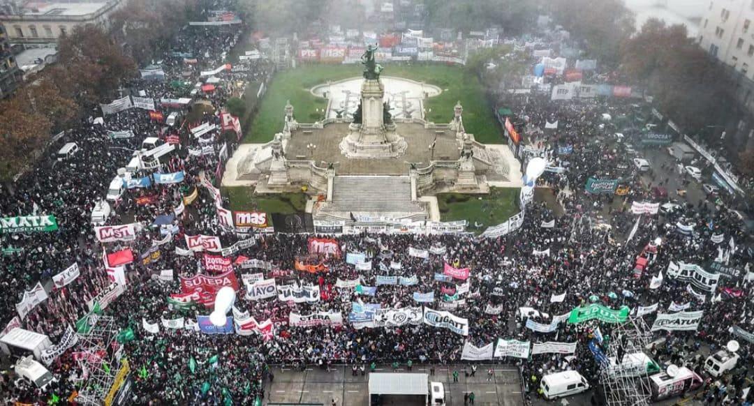 AleGramajo's tweet photo. NO A LA LEY BASES.
No entreguemos nuestros derechos.
#UnidadDeLosTrabajadores https://t.co/Sa817GwQ2m