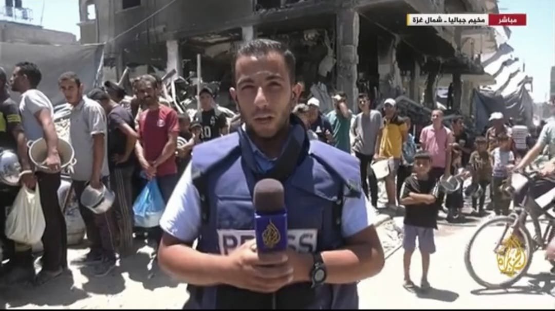 AnasAlSharif0's tweet image. تنهار أجسادنا تحت وطأة الجوع والعطش، ذاكرتنا متعبة بالجراحات اللتي لا تنتهي، تحرقنا حرارة الشمس بلا رحمة بعد أن نالت من أهلنا القذائف والصواريخ!
الأمراض تنتشر بيننا كالنار في الهشيم، أجسادنا هزيلة، لا يجد الناس طعام لأولادهم غنيهم قبل فقيرهم..
مرّ 250 يوماً من العدوان، نسأل الله…