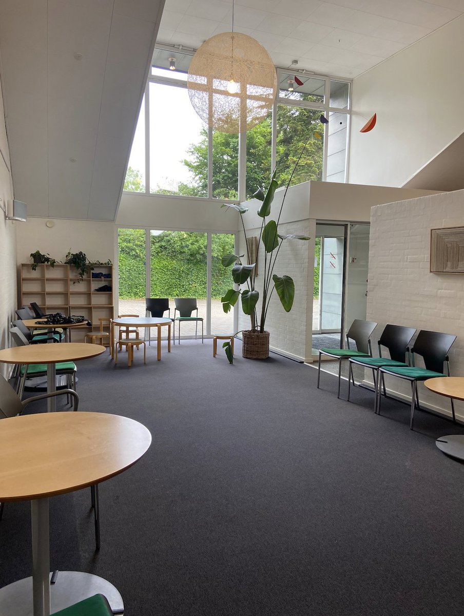 What's a typical day in a GP practice in Denmark 🇩🇰 where 98%+ of people have access to primary care?

Here's some of what I learned spending the day at a practice in Aarhus last month 🧵

(and yes, the space really is as beautiful as it looks in these photos!)