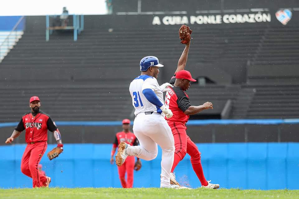 En el clásico de la pelota cubana, #Industriales venció (7-1) este miércoles a Santiago de Cuba y se acerca de manera oficial a los play off. Con este éxito,los #Leones, igualan el compromiso con las Avispas y llegan a 38 triunfos en la #63SNB. #LaHabanaViveEnMí 
📷 <a href="/jit_digital/">JIT Deporte Cubano</a>
