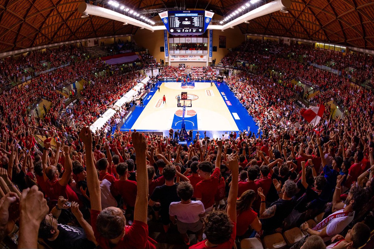 Un mese esatto fa: Trieste chiude la stagione regolare al quinto posto, a 16 punti dalla capolista Forlì, a 8 punti da Fortitudo e Udine, a 4 da Verona.
18 vittorie e 16 sconfitte.
Da diverse settimane il pubblico e soprattutto la carta stampata vorrebbero l’esonero