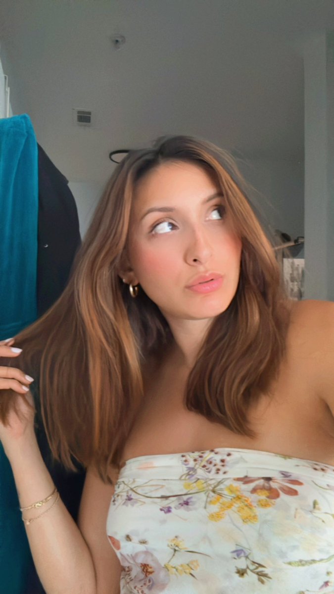 Jaclynquinnxo's tweet photo. Taking nudges and appts for the rest of the night @ChatTimeNow ya girls gotta pack! It’s a great time to use my code “125jaclyn” for 125 free tokens #travel #overpacker https://t.co/Fo3c08kNF2