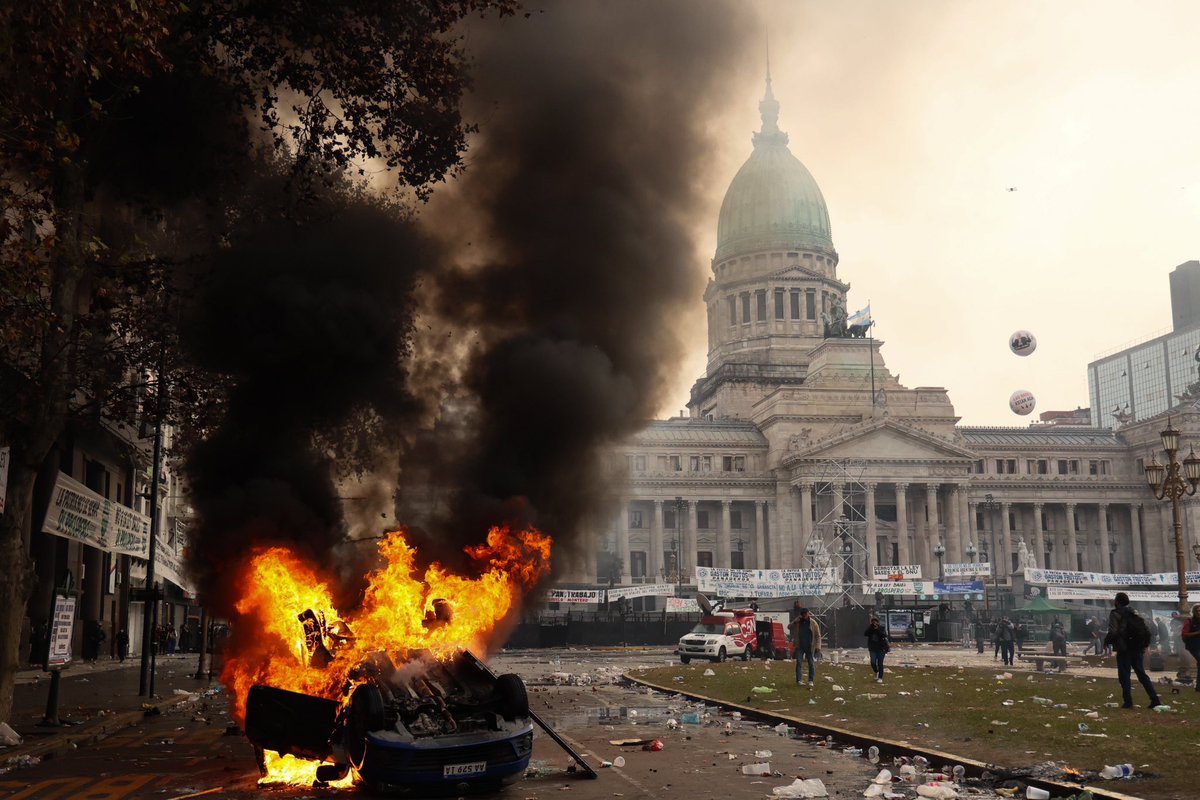 El extraño caso de fuerzas de seguridad a las que se les escapan 30 tipos que demoran 10 minutos para dar vuelta y quemar un auto, pero son rápidas para dejar ciegos a jubilados con los gases.