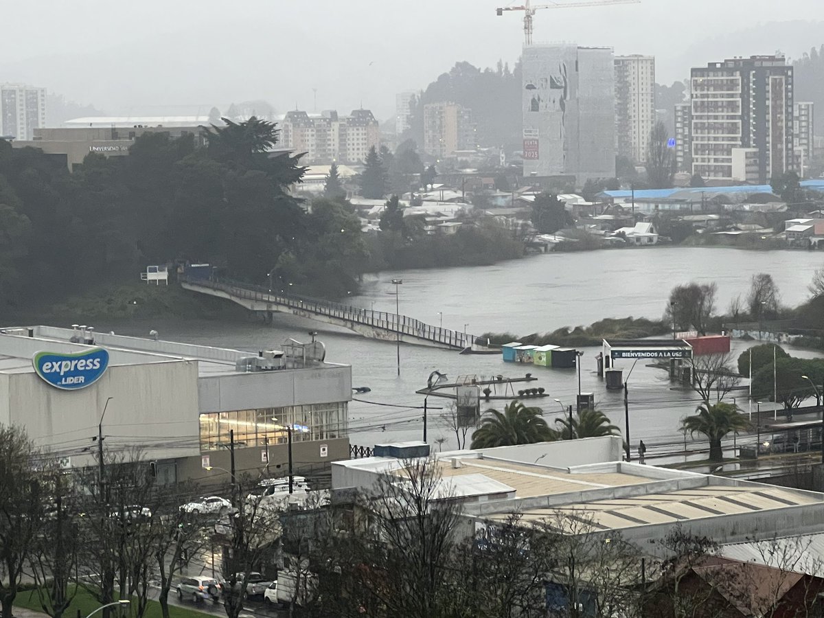 ocrojasv's tweet photo. El desborde de la laguna Las Tres Pascualas en #Concepción se ha convertido en una postal del evento de lluvias de la presente semana. El comportamiento se encuentra dentro de la dinámica natural del sistema, pues debemos recordar que la ciudad fue construida… https://t.co/JlE0OGGLP2