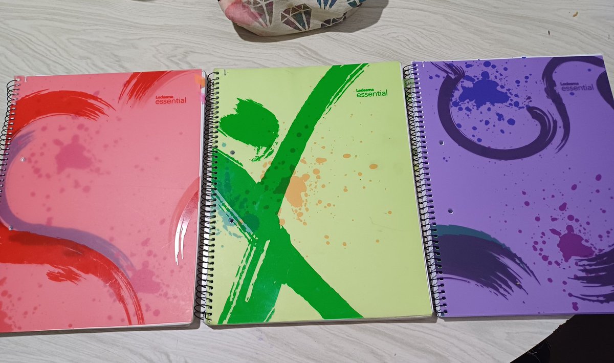 ccamijoestar's tweet photo. chicas dejen de usar el cuaderno avon q para el segundo parcial ya esta desintegrandose y usen estos de ledesma q SI salen el doble pero valen totalmente la pena los tengo desde el año pasado y estan intactos las quiero https://t.co/dwqvEcJ79d