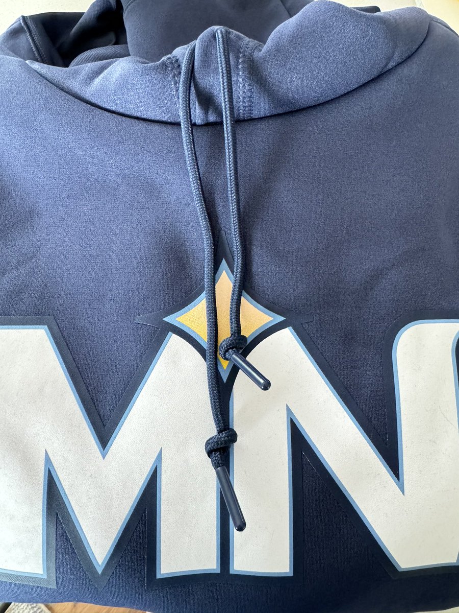 winter34soldier's tweet photo. @Fanatics @Nike @Twins What was advertised versus what I got, while only minor (strings different color) - still annoying considering the fiasco going on this year. https://t.co/Qsk2OSETmj