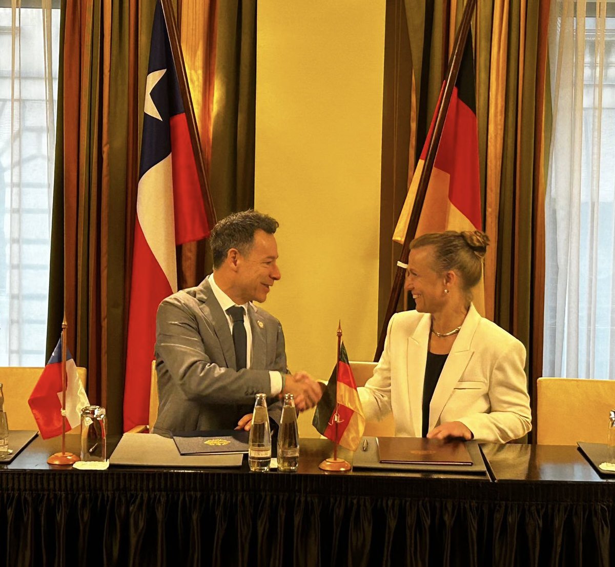 Polítical Dialogue on Antarctic Issues with Germany. Thanks Minister of State Katja Keul <a href="/GermanyDiplo/">GermanForeignOffice</a> <a href="/GermanyOnIntLaw/">Tania von Uslar</a> signature Letter of Intent Antarctic Cooperation. Vielen Danke <a href="/MagdalenaAtria/">María Magdalena Atria Barros</a> <a href="/Minrel_Chile/">Cancillería Chile 🇨🇱</a>