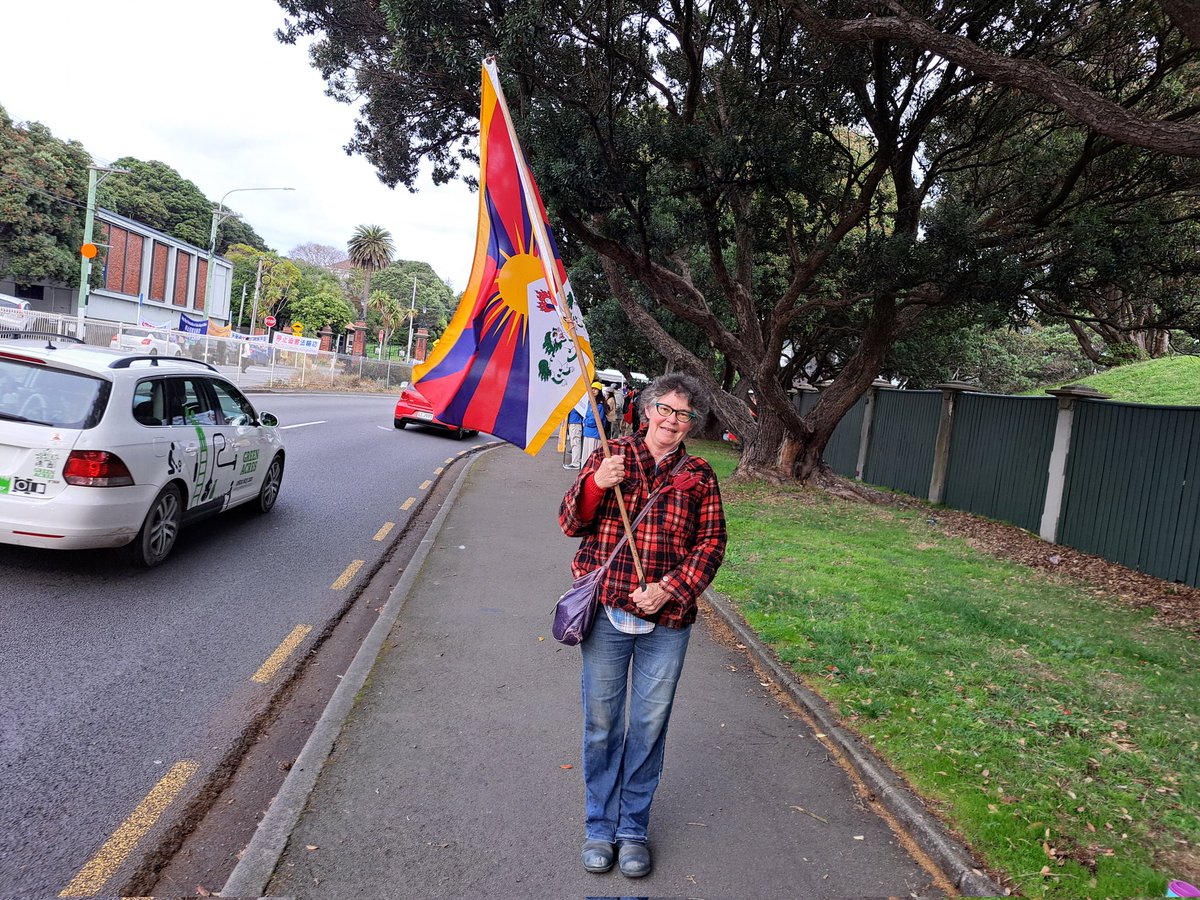Windynell's tweet photo. Welcome squad out for Chinese Premier Li at #BasinReserve this morning #FriendsofTibet @ScoopWellington @1NewsNZ https://t.co/R14sPx8tIG