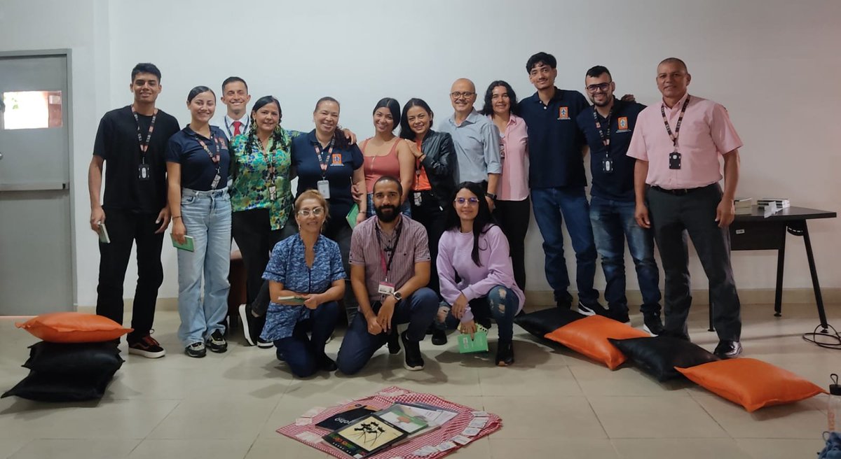 bibliousb's tweet photo. 𝑳𝒂𝒔 𝒑𝒂𝒍𝒂𝒃𝒓𝒂𝒔 𝒒𝒖𝒆 𝒂𝒓𝒓𝒐𝒑𝒂𝒏 𝒚 𝒂𝒄𝒐𝒎𝒑𝒂𝒏̃𝒂𝒏. Gracias a todos los cómplices, los amamos y siempre tendrán en Biblioteca un espacio de distensión, de acompañamiento y de sentido de la solidaridad. Jornada de cierre , estrategia "Palabras que Acompañan" 📖🥰 https://t.co/JbUKiIydp5