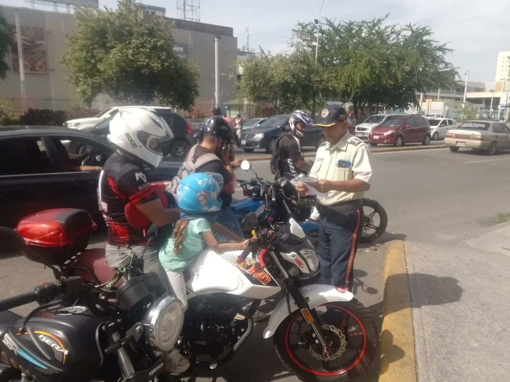 poli_girardot's tweet photo. Funcionarios adscritos al servicio de Patrullaje realizaron la verificación de vehículos motos y ciudadanos ante el sistema #SIIPOL para garantizar la paz y la seguridad en nuestro municipio, así mismo se realizó la orientación a los conductores al uso correcto de los https://t.co/rCnthsaAbd