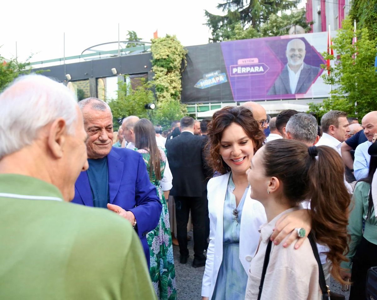 Helena_kace's tweet photo. 33 vjet PS 🌹💜 https://t.co/macSp9lvtu