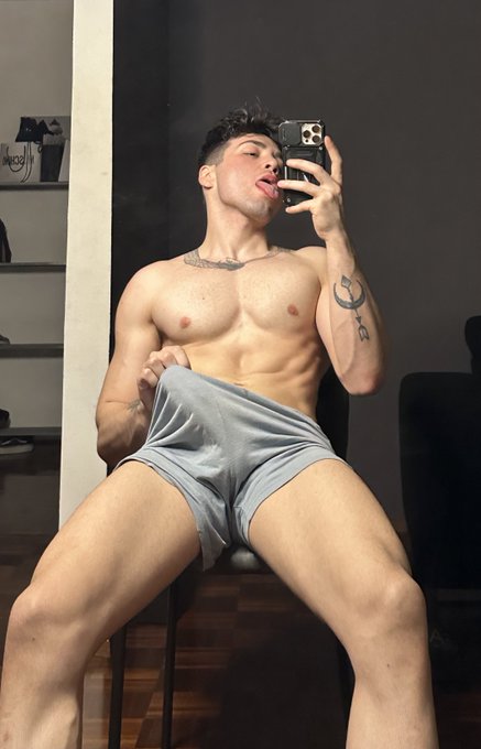 1 pic. you can like these in private now ? https://t.co/BhCI8ZzaZB