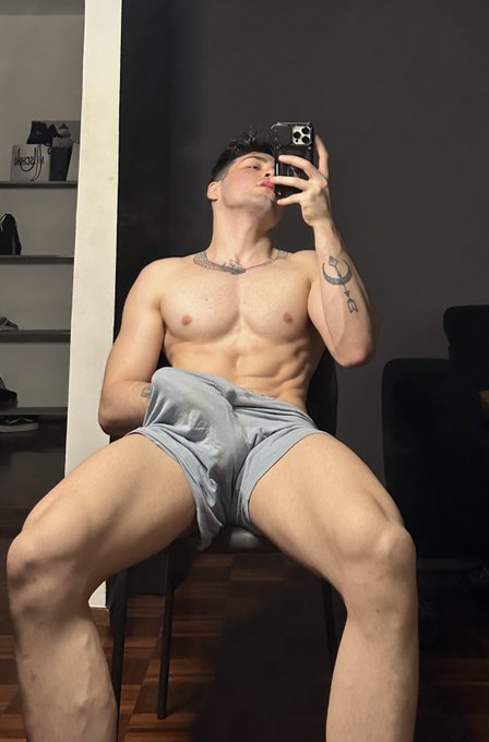 2 pic. you can like these in private now ? https://t.co/BhCI8ZzaZB