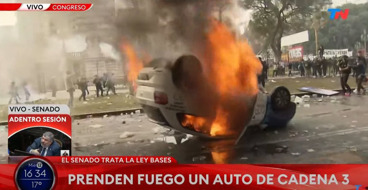 Los que le dicen "loquito" a Milei son los mismos que tiran piedras, bombas molotov y prenden fuego autos. Esto más allá de ser una grieta política, es una grieta moral. De un lado está la gente de bien y del otro está la caterva de los incivilizados.