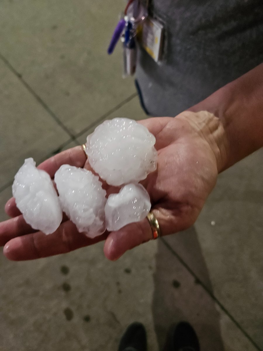 lukePal93949732's tweet photo. Large hail https://t.co/wCB0cxge2F