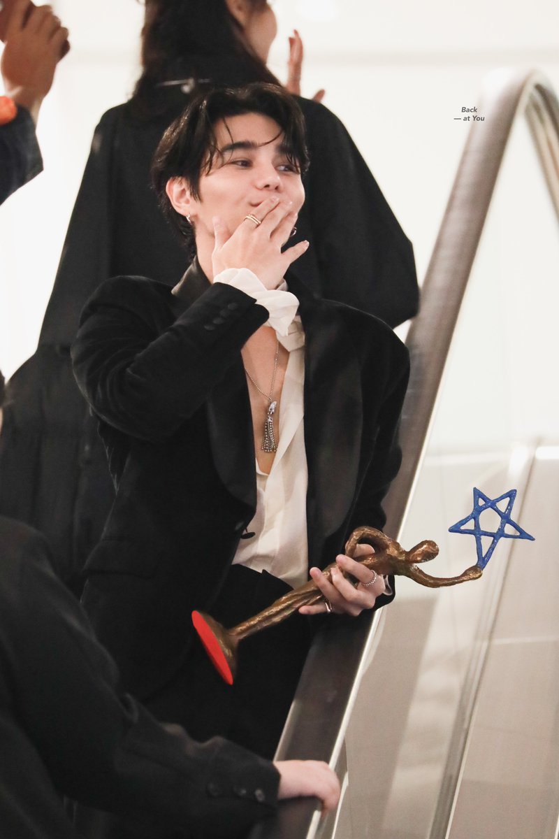 backattyou's tweet photo. 061224

— #9entertainAwards2024xJEFF
#9entertainAwards2024

จูปาจุ๊บของยัยคนเก่ง 🤭

❛ 𖥦 ♫

#JeffSatur #saturdayss
⦂ #backattyoupic https://t.co/mcYOHOnhXk