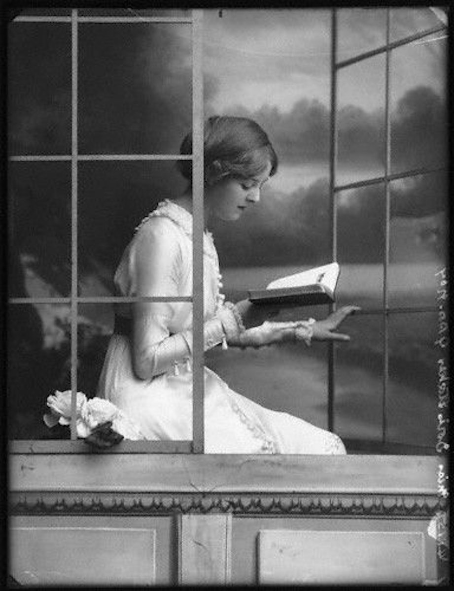 stephanietara's tweet photo. 📚Happy #Thursday #booklovers—#writerslift #WritingCommunity!
📚Post #books|#RT
#ThursdayThoughts #amwriting #LitFict #amreading #BookoftheDay #ilovebooks #GoodReads #Fiction #Nonfiction #readingforpleasure #bookreviews #ShamelessSelfPromoThursday #BooksMakeGreatGifts #me https://t.co/MXk2War0m5