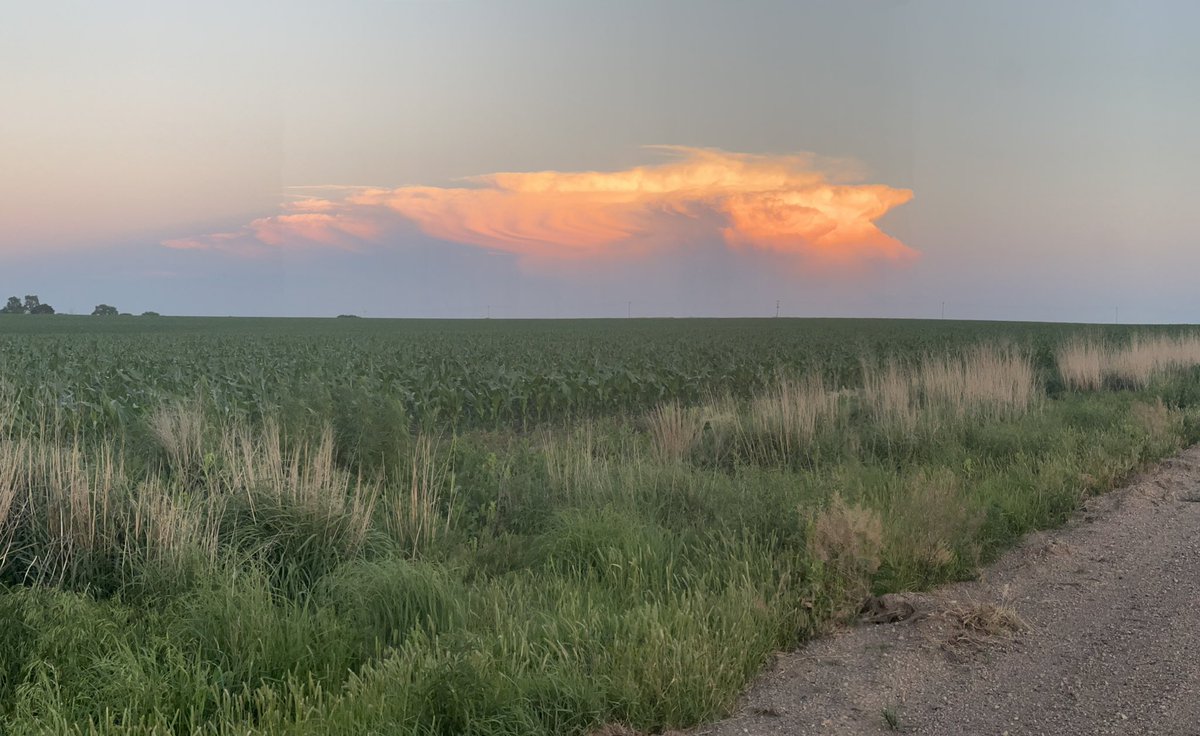 51countyrancher's tweet photo. @snodgrss photo taken about 60 miles northwest of storm https://t.co/FxSduPzDXZ