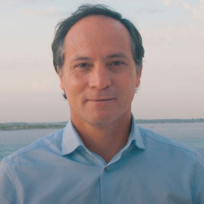 MarinaGlezer's tweet photo. Los senadores @EdgardoKueider y @espinolacamau estaban en la boleta peronista por eso es que consiguieron su banca en el senado. Son traidores a la patria. GORILAS. 
Corrientes y Entre Ríos.

Una ley invotable. https://t.co/49K7m2Dbcw