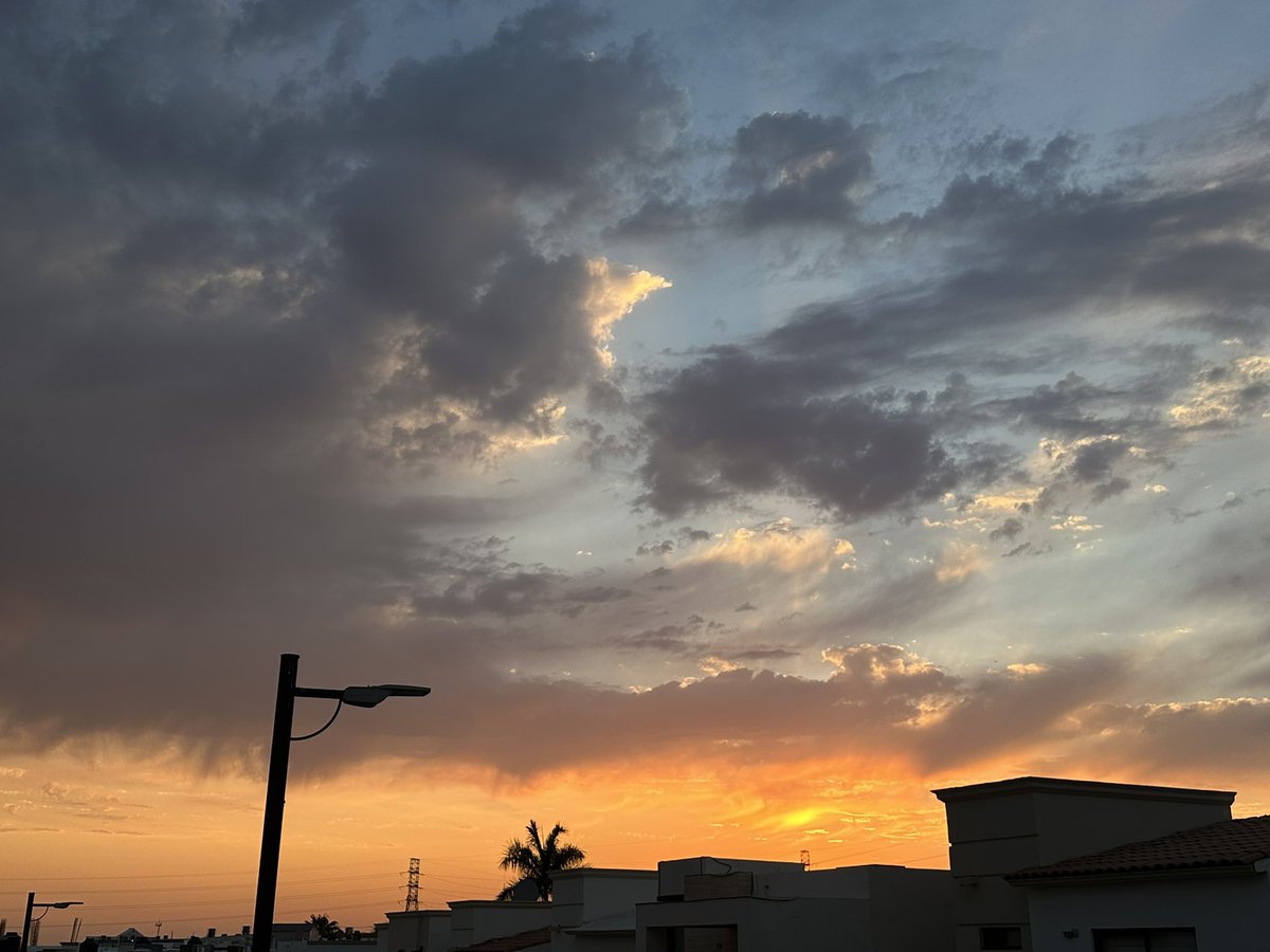 irlaelena's tweet photo. A pesar del caloron que ha hecho en mi #Hermosillo… se puso bonito mi cielo 😍
#MisAtardeceres
#DesdeMiBalcon https://t.co/xTNAwtvUnr