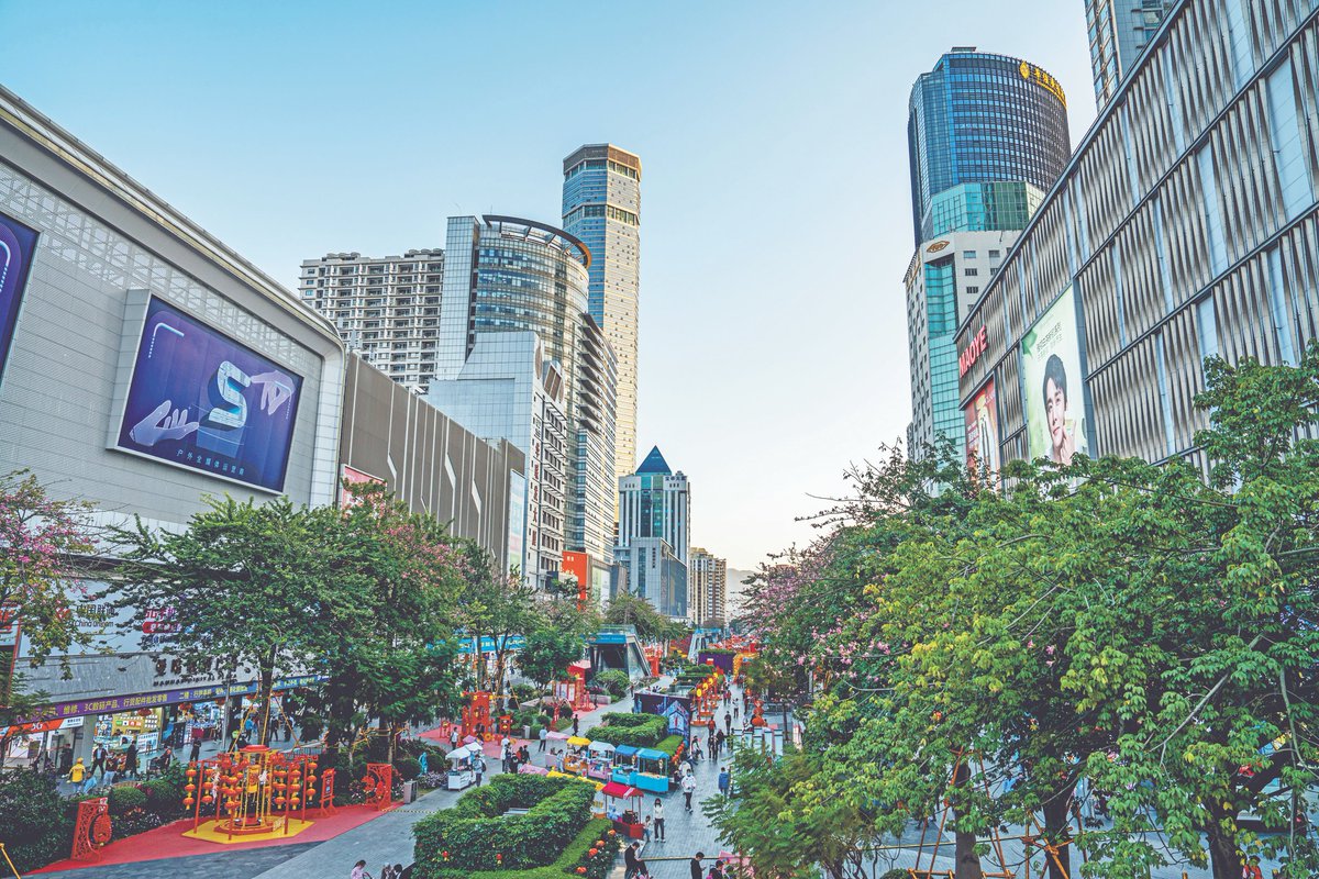 szdaily1's tweet photo. From time to time, #Huaqiangbei wows the local #tech community with novel, homegrown products like the #PodsPro, and it has become a magnet for innovative minds from around the world.
https://t.co/1KgI8Dlk1z
#China #technology #Shenzhen #life #earbuds https://t.co/WmKvRfN3cE