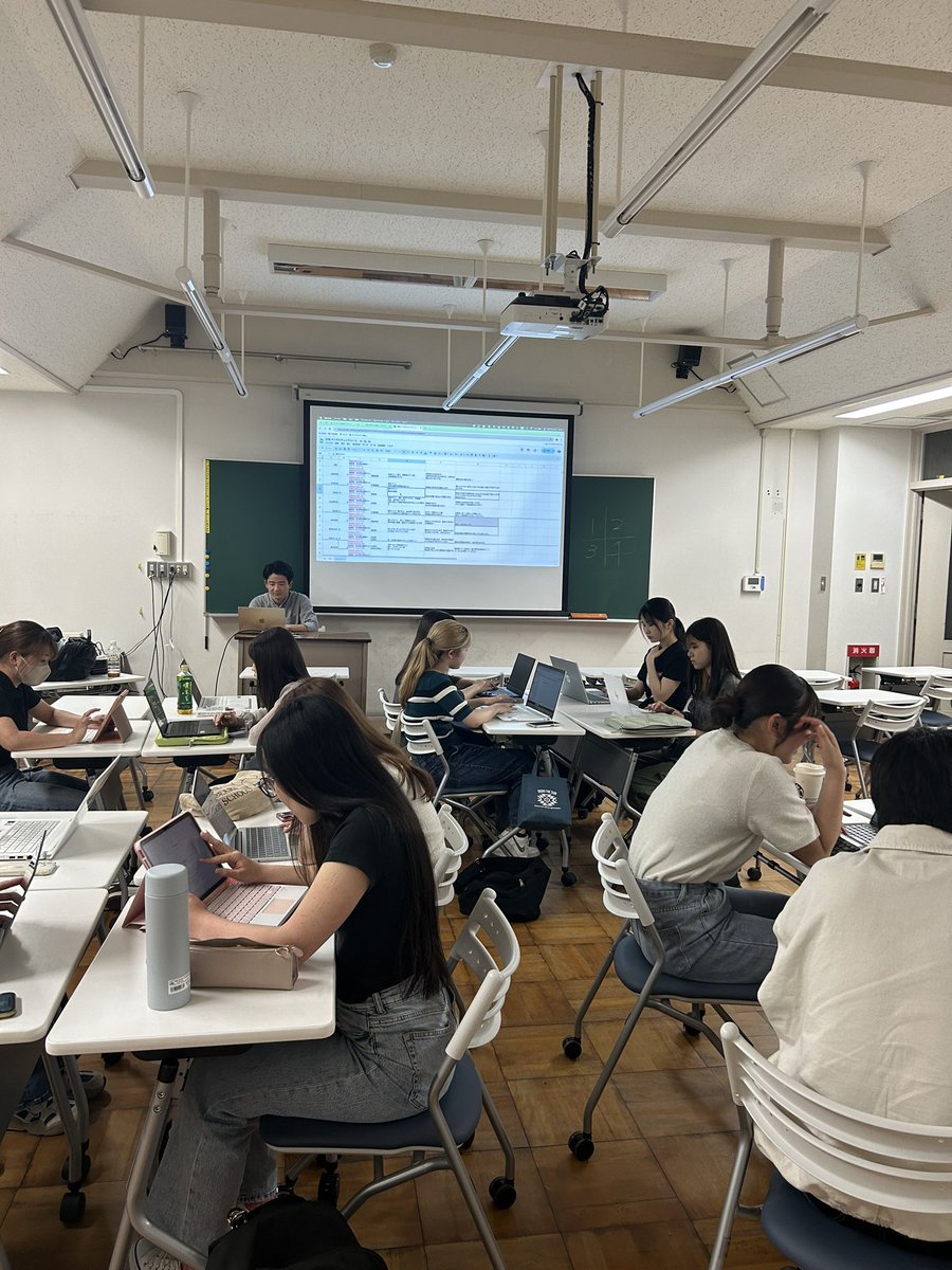 NGOaoi's tweet photo. ここ2週間に行われてた定例会の様子をお届けします📚✍🏻
あおいではこれから取り組むカンボジアの子供たちにおける課題について見直しています。先週は以前顧問を務めてくださった津富先生とお話をさせて頂き、今週は頂いた助言をまとめ今後の活動の方向性をまとめました✨️
 #静岡県立大学 https://t.co/HnYDr2gapy