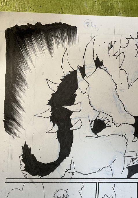 アナログ技•切り貼り。
集中線が気に入らなくて描き直したい。適当なサイズのコピー紙を切り取りスプレー糊でペタッと。ミリペンだと紙の厚みの段差は大して気にならないので、ぐりぐりペン入れ。
背中の棘みたいのに合わせて紙切ると捲れやすくなるので細かい部分は上から改めて描き込みます。 