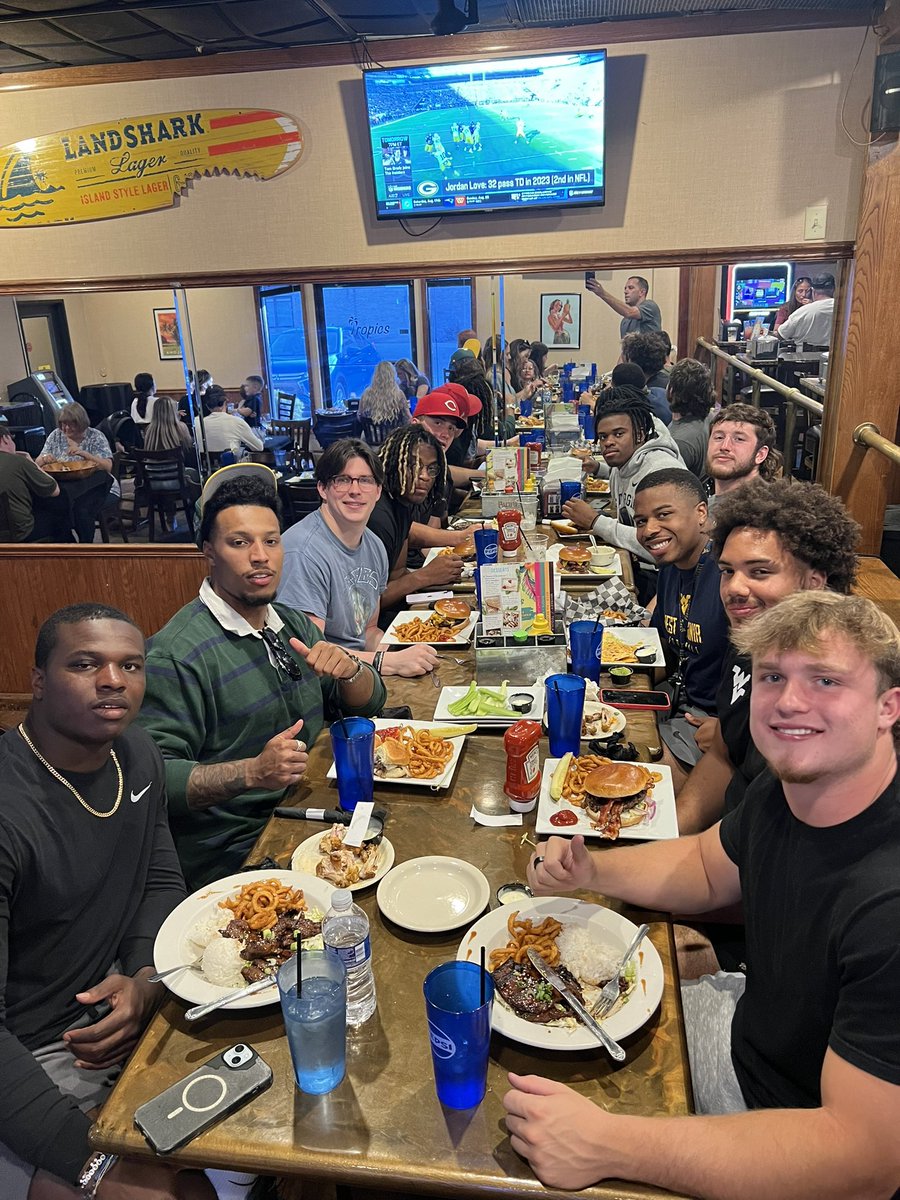 CoachKoonz's tweet photo. 2 1/2 weeks into summer and these men are working HARD! Had a blast tonight bonding and breaking bread with the LB Family! https://t.co/VfwErty2DE