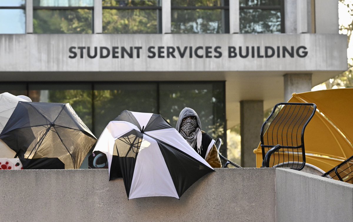 photowkb's tweet photo. Pro-Palestine student protestors barricade the entrance to the student services building while awaiting for their divestment demands of CSULA administration. #propalestine #csula #protest https://t.co/Sgt8Yk0uT6