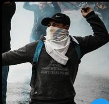 MartnPeiretti1's tweet photo. 🚨✅⚠️ Este fue uno de los infiltrados de los Servicios de Inteligencia que envió Pato Bullrich y Milei, y que no solo tiró piedras, sino fue uno de los responsables de quemar el auto de Cadena 3. Para aprobar una ley nefasta por tan solo un voto, tuvieron que generar este caos. https://t.co/cWhGai8oby