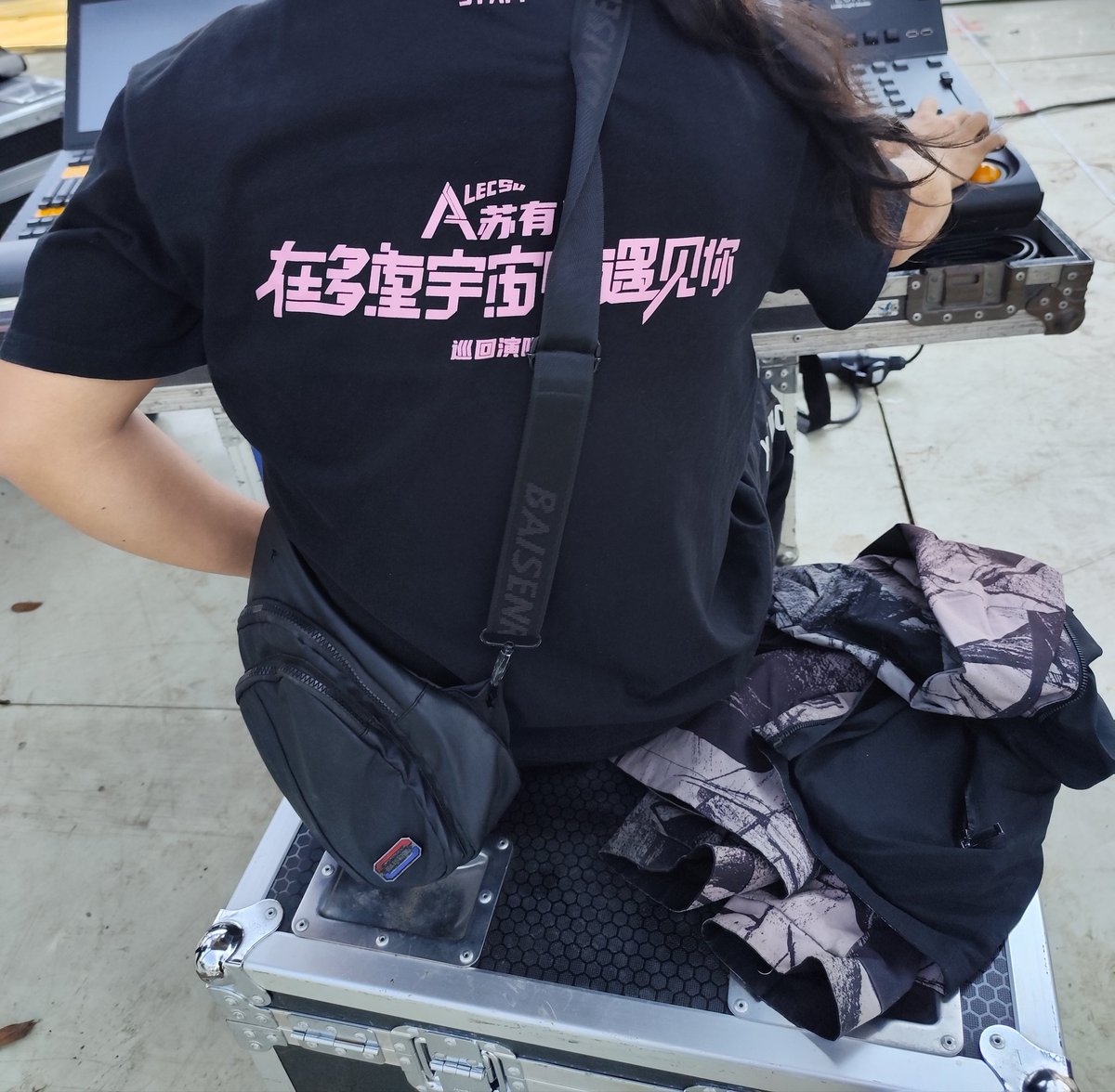 张韶涵今年新巡演长春站舞美硬体火热搭建中，我负责的几个神秘设备已经成功上天。
🤫保密。随手拍几张做周董等其它项目的 T恤