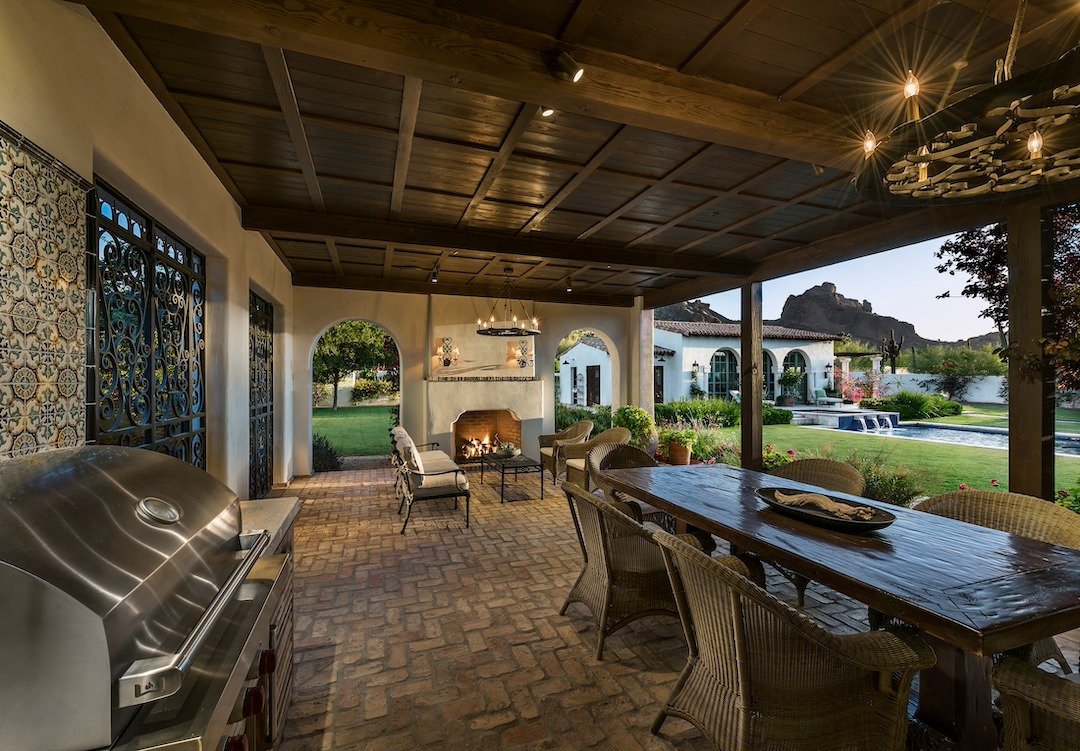 DesertStarCo's tweet photo. To capture the majesty of Camelback Mountain, the homeowners requested the residence to be oriented toward the mountain’s horizon with a luxury pool and casita strategically placed across from the main house to preserve the quiet solitude of their private gardens. https://t.co/4rgl5soeBl