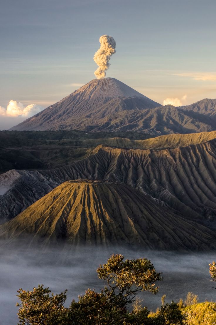 KSsenawang's tweet photo. Bromo merupakan salah satu gunung berapi yang paling terkenal di Indonesia, terletak di Jawa Timur. Gunung ini dikenaloi dengan keindahan pemandangan yang menakjubkan serta fenomena alam yang unik.
Gunung Bromo menjadi salah satu destinasi wisata yang sangat populer di Indonesia. https://t.co/whsi1lRDuW