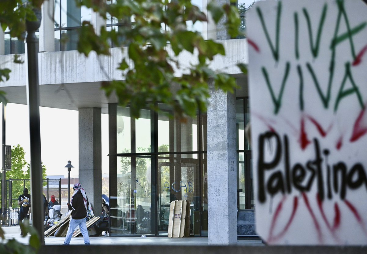 photowkb's tweet photo. Pro-Palestine student protestors barricade the entrance to the student services building while awaiting for their divestment demands of CSULA administration. #propalestine #csula #protest https://t.co/LgRvviTGZy