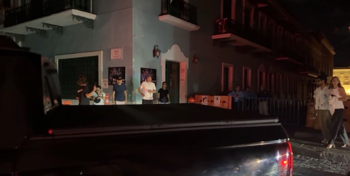 TatianaOrtizTV's tweet image. Según @yeseniatorresfi, comienzan a llegar personas a la Calle Fortaleza tras apagón para protestar contra Luma, Genera PR y el gobernador, Pedro Pierluisi.