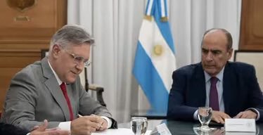 Así fue como el peronismo a la cordobesa es parte de este dispositivo colonial
Hoy terminaron de consumar con esa firma de <a href="/MartinLlaryora/">Martín Llaryora</a> que por migajas (y por convicción) dio ese voto de <a href="/alevigo/">Alejandra Vigo</a> que una vez más esta cómoda en la ultraderecha 
Solo les pido MEMORIA Compañerxs