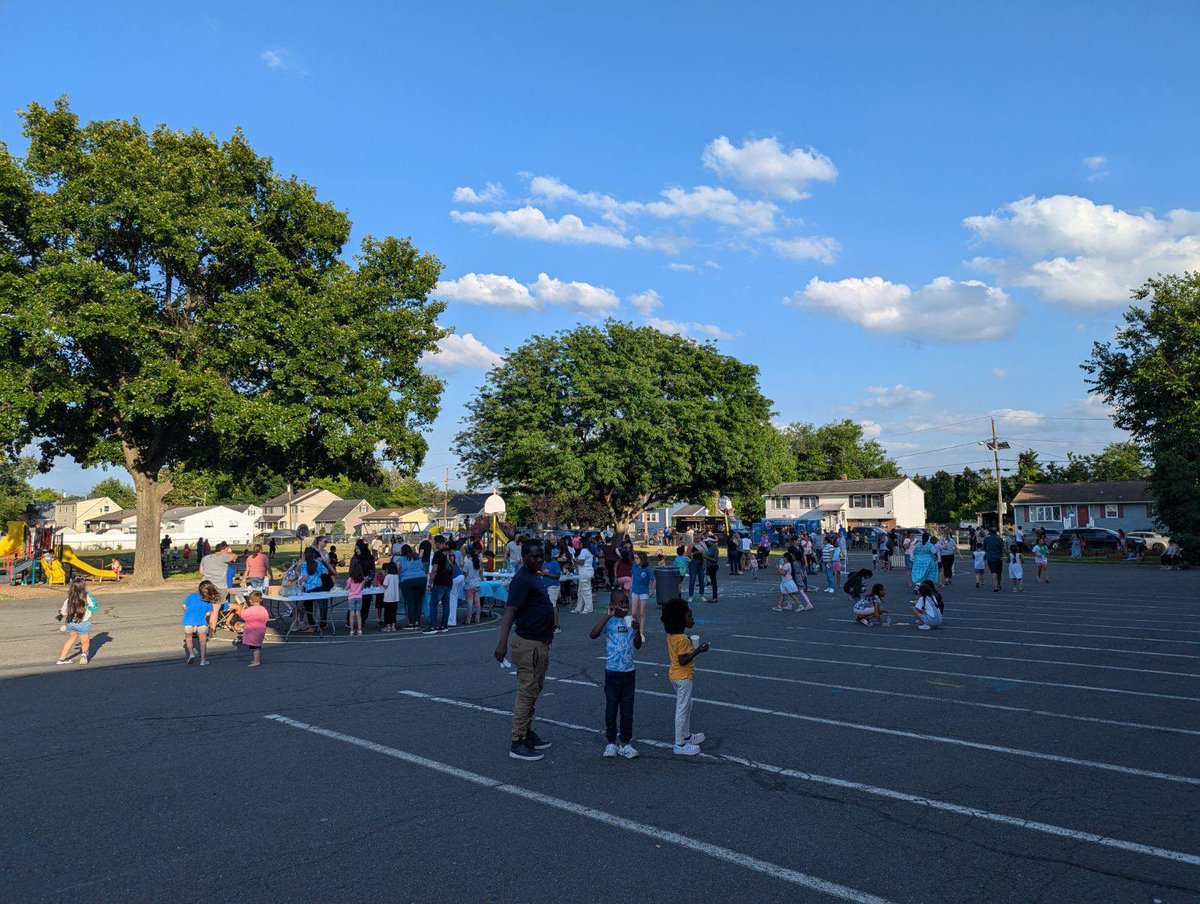 Htsd_Klockner's tweet photo. @KlocknerPTA End of the Year Block Party was a huge success over 300 families of current and past students came to celebrate the 23-24 SY. Thank you to our PTA and volunteers.  It was an fun time @RashaanMonroe @WeAreHTSD https://t.co/yae8LI5Bcw