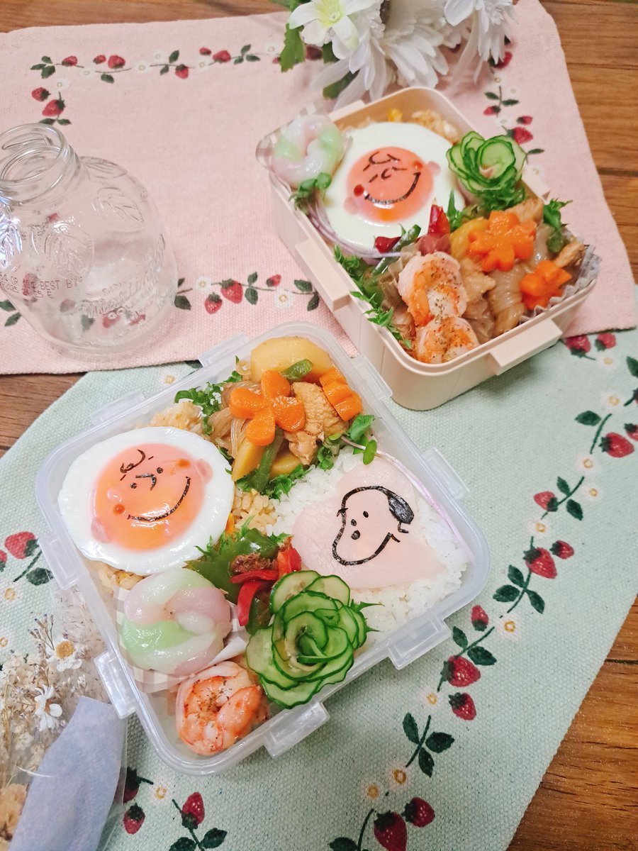 ⭐息子&amp;旦那弁当⭐
炒飯
目玉焼き
鶏じゃが
ガーリックシュリンプ
お花ハムきゅうり
ピーマンのおかか和え
ねじりキャンディ団子

息子は炒飯と白ご飯半々で⭐
今日はチャーリーブラウンとスヌーピーにしてみた♪

#今日のお弁当　#お弁当記録　#目玉焼きアート