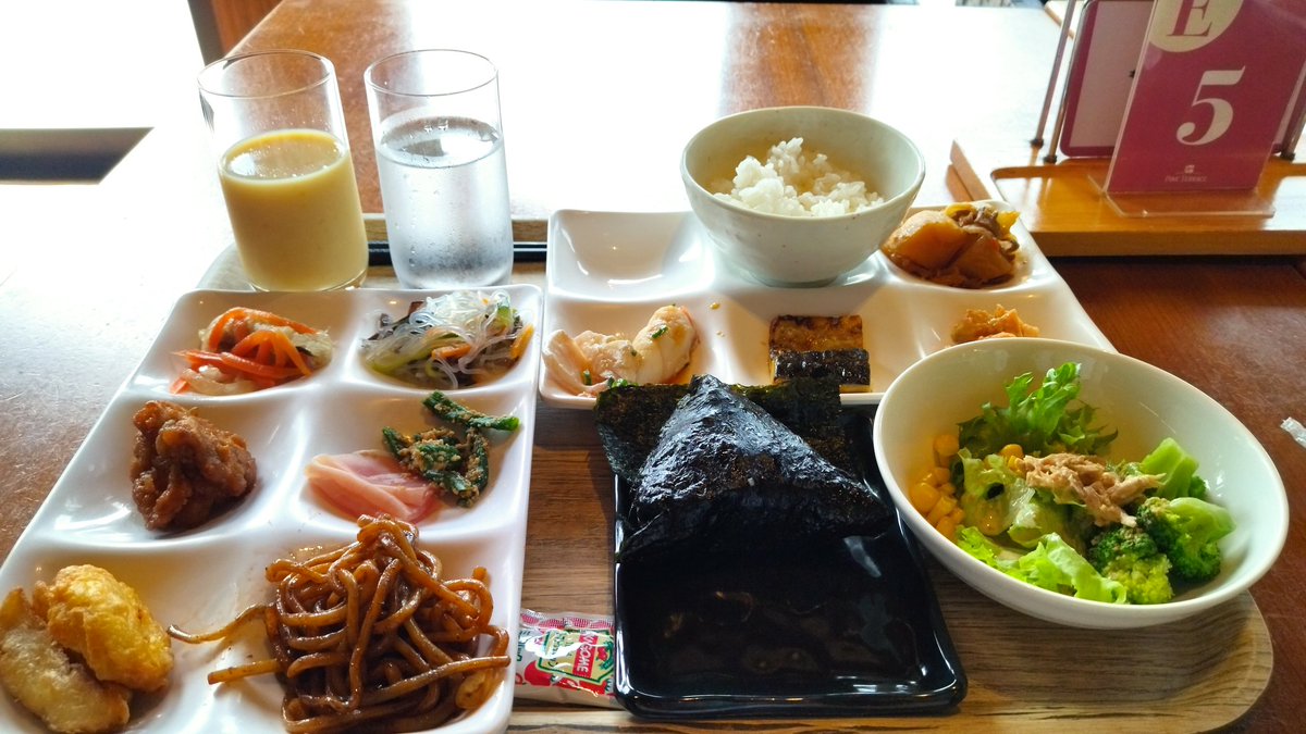 おはようございます（おはようツイートなんて何年ぶり😅）昨日は曇天で今日曇り予報だったのにバリ快晴☀️🌈
ホテル周り散歩して朝ごはんもしっかり食べてきたΨ( 'ч' ☆)
今日も一日楽しむぞ〜٩(´･ω･`)و
