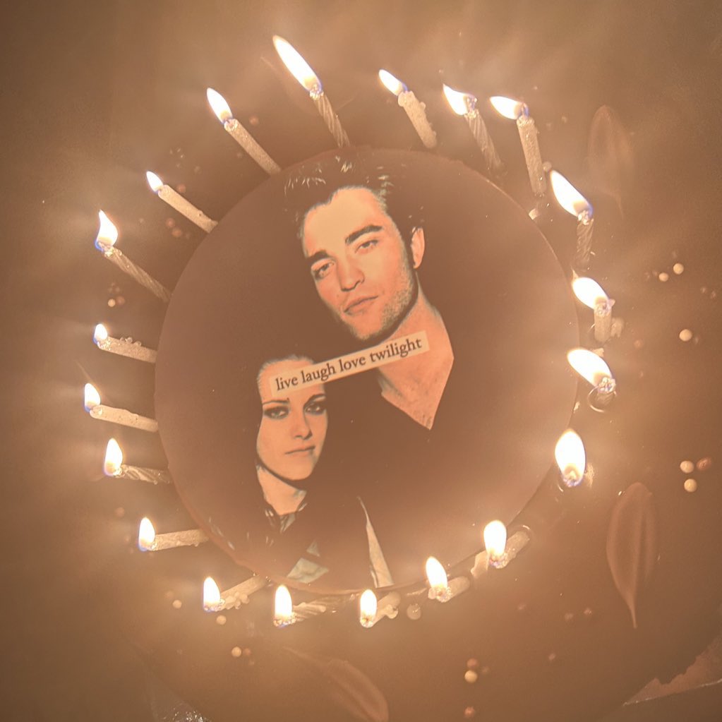 kristenluvr's tweet photo. just remembered my birthday cake. https://t.co/HKjVqyL0My