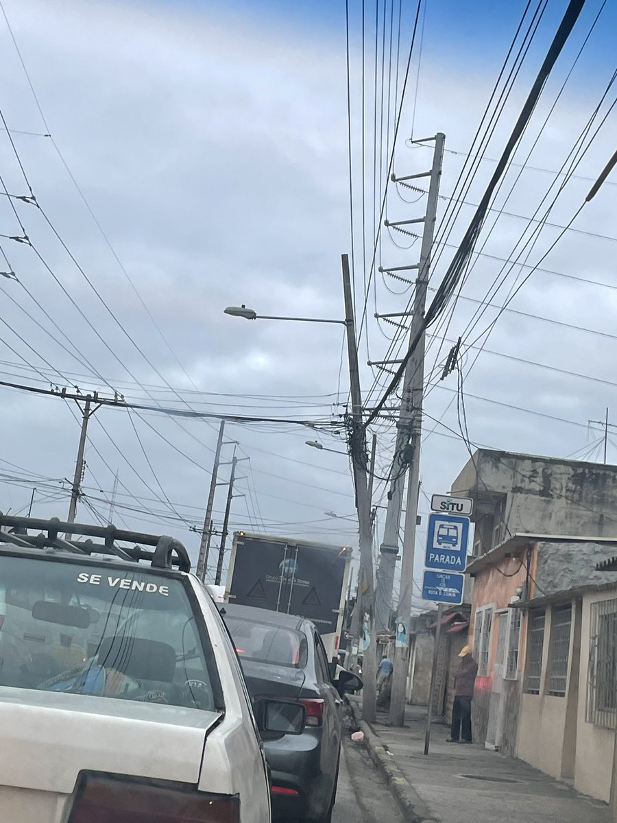acro91's tweet photo. @GyeResponde @servicioscnelep este poste está a punto de caerse, está ubicado en la pradera 3 en la principal de la empresa fadesa. Actualmente están haciendo arreglos de las calles. Su ayuda por favor https://t.co/38Ng50dJHE